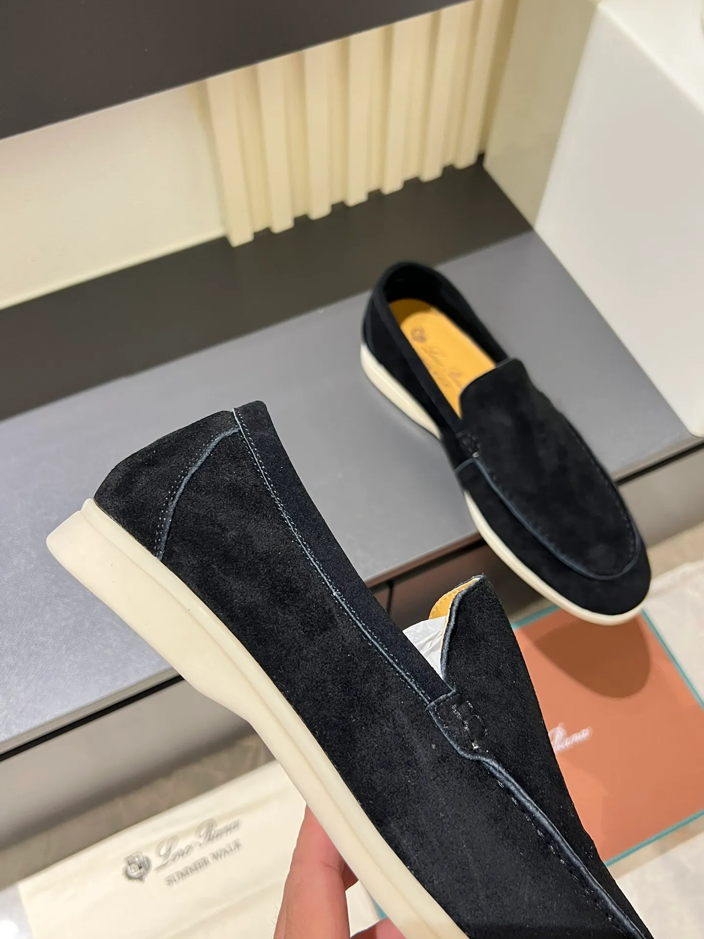 Men's shoes 💰p360 "Loro men's shoes 💰pian'*" Classic L men's shoes for couples 💰p Top version British flat loafers, a must-have item in old money style, the minimalist design is eye-catching and durable, a plus point for dressing The soft foot feel and texture are outstanding. They don’t scratch your feet and are very nice. They are matched with soft and waxy soles. They can be worn daily for a long time without getting tired. They are easy to wear, versatile and classic items, with perfect foot feel and texture! Imported cashmere fabric, the lining is made of imported A-grade water-dyed cow lining, the top version of the genuine leather midsole is sewn with pure handmade mark thread! Size: Female 35-40 (34. Customized) Male 38-44 (45.46. Customized)